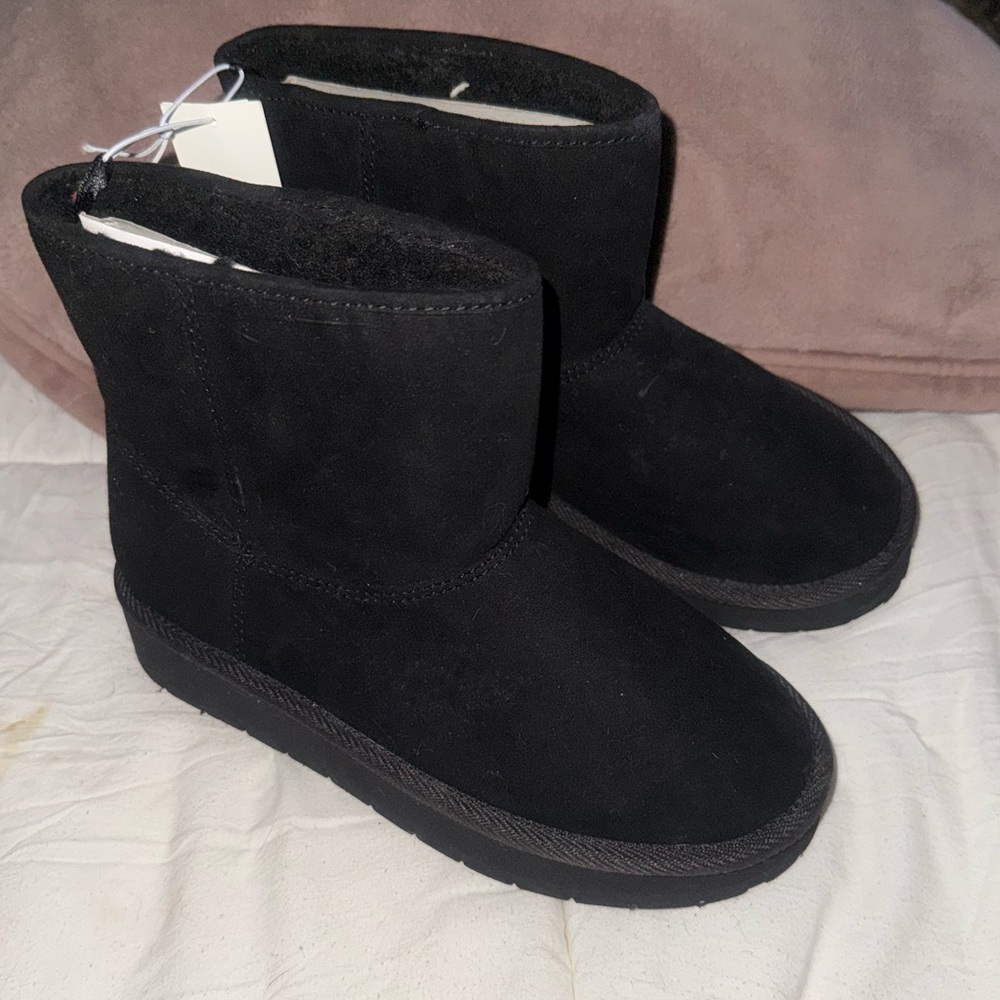 Size 2 Kids 
GAP 
Cold weather boots 
Black 
With platform